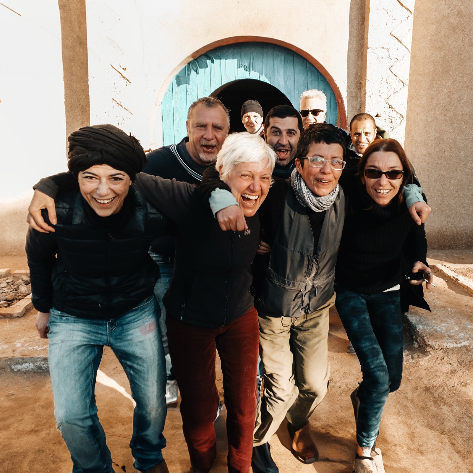 Gruppo di amici a Dar Haroun, riad di AlidTours nel deserto
