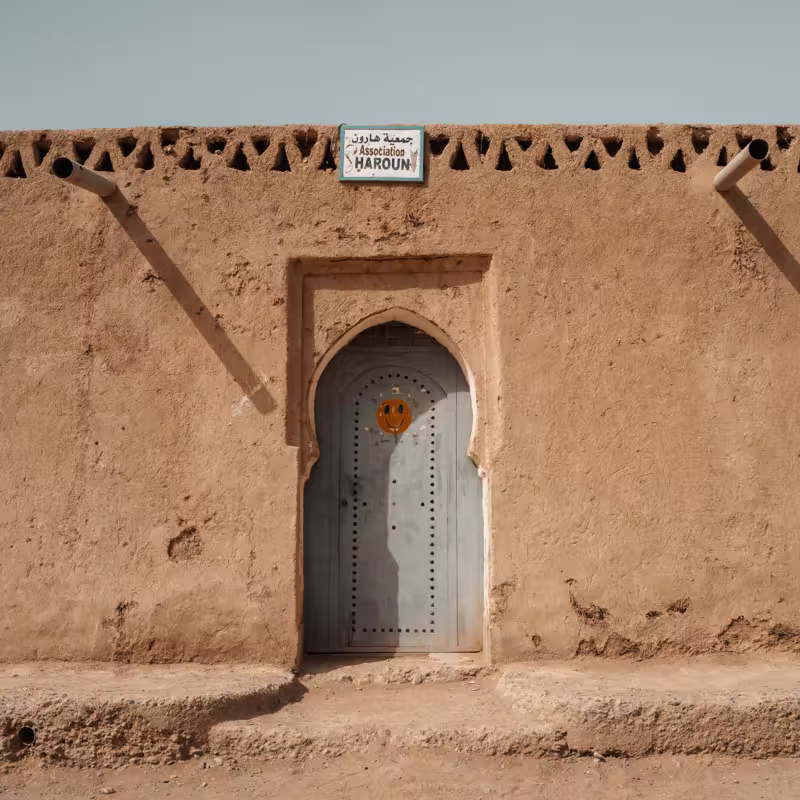 Porta blu dell'Associazione Haroun nel ksar