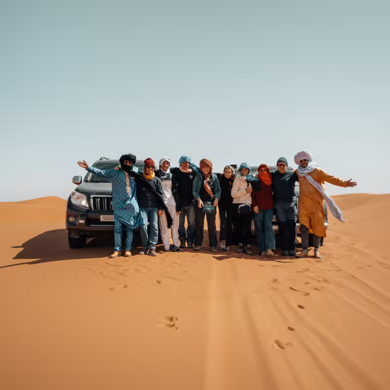 Gruppo di viaggiatori sulle dune al ritorno dall'escursione
