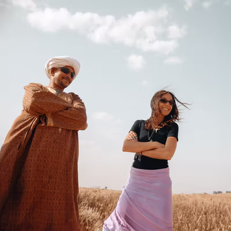 Lidia e Alì, fondatori di AlidTours, in un campo di grano