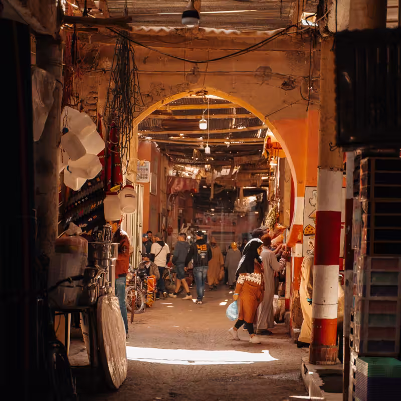 Vicoli della medina di Marrakech all'ora dorata