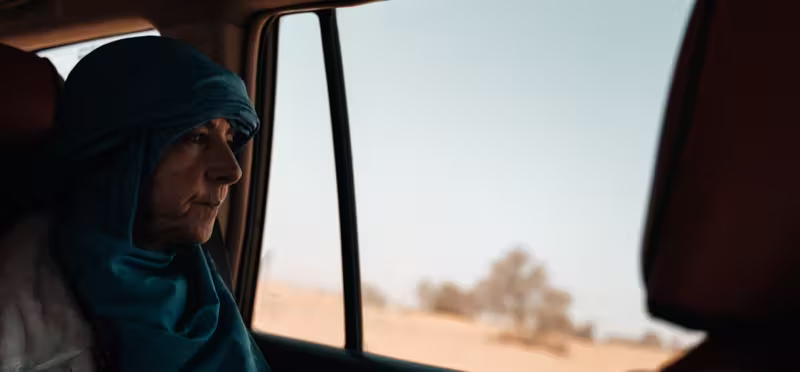 Viaggiatrice in jeep durante una pista del Marocco
