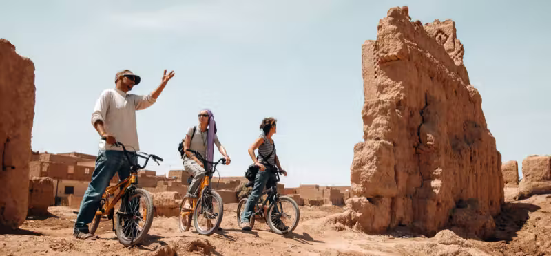 Pista in bicicletta tra le rovine degli ksour