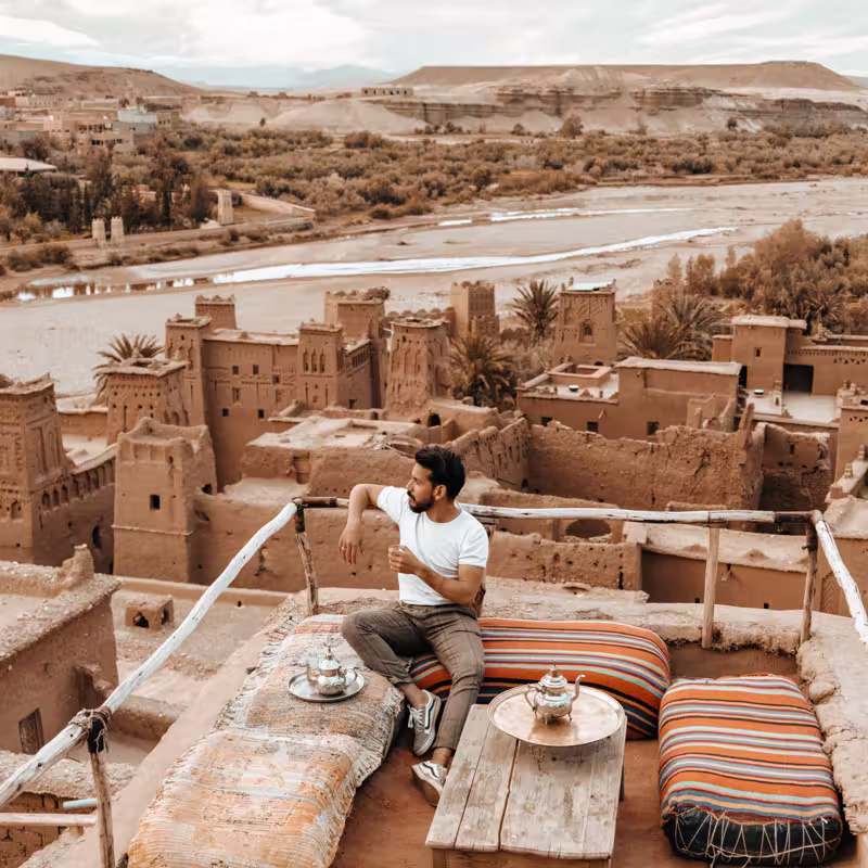 Vista panoramica su Ait Ben Haddou con cuscini berberi
