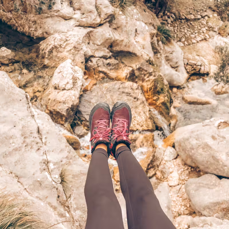 Scarpe da trekking su roccia in montagna