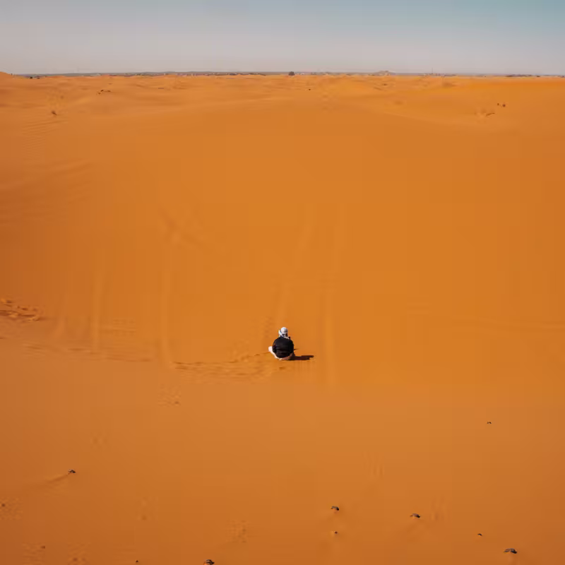 Solitudine nel cuore del Sahara dell'Erg Chebbi