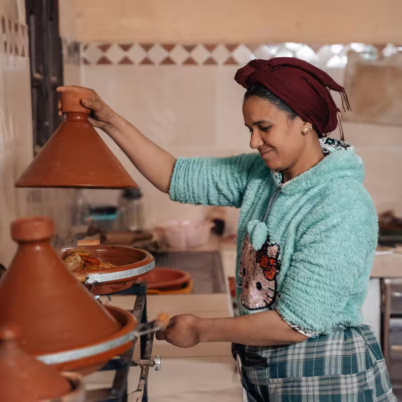 Donna berbera cucina la tagine nella cucina di Dar Haroun